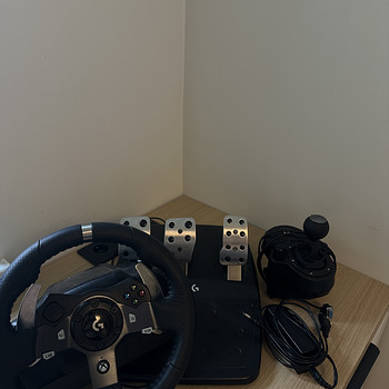 Продам комплект руля Logitech G920 + рычаг переключения передач (Xbox/PC)