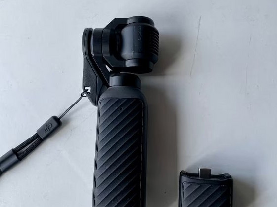 DJI Osmo Pocket 4 Creator Combo näeb välja nagu uus