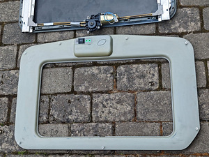 Elektriline klaasist katuseluuk (6 foto / 7)