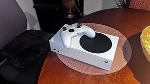 Xbox Series S 512 ГБ (1 фото из 2)