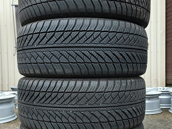 Шины R18 245 45 18 Goodyear 6 мм
