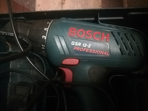 Аккумуляторная дрель Bosch (2 фото из 3)