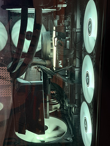 Mänguarvuti RTX 5070 Ti / Ryzen 7 9700x / 32GB / 2TB (4 foto / 5)