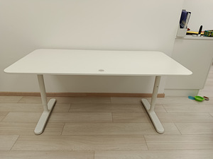 Белый стол IKEA (1 фото из 4)