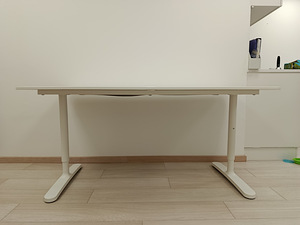 Белый стол IKEA (2 фото из 4)