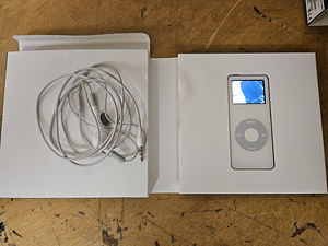 Apple iPod nano 2 ГБ White (4 фото из 4)