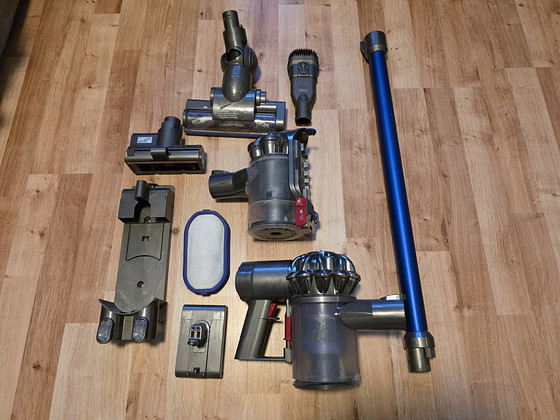 Dyson V7