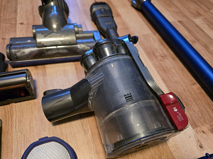 Dyson V7 (3 фото из 5)