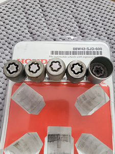 Комплект колесных гаек (секреток) M12x1,5 / Honda оригинал (3 фото из 4)