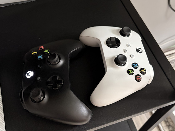Xbox Series S, 2 контроллера