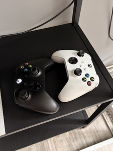 Xbox Series S, 2 контроллера (3 фото из 3)