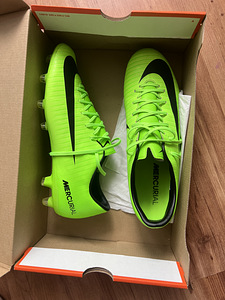 Футбольные бутсы Nike (4 фото из 5)