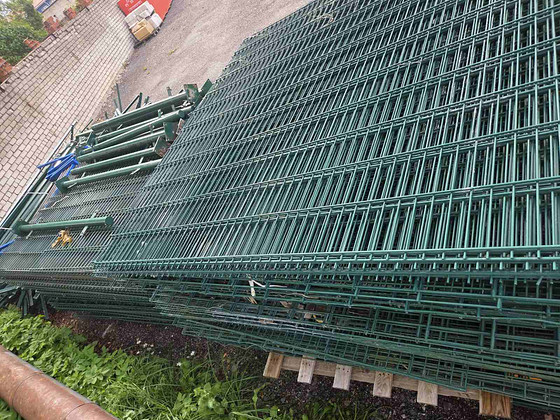 Продам б/у заборные панели с комплектом столбов