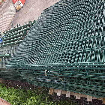 Продам б/у заборные панели с комплектом столбов