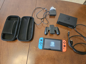 Игровая приставка Nintendo Switch (1 фото из 3)