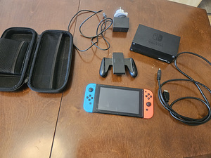 Игровая приставка Nintendo Switch (2 фото из 3)