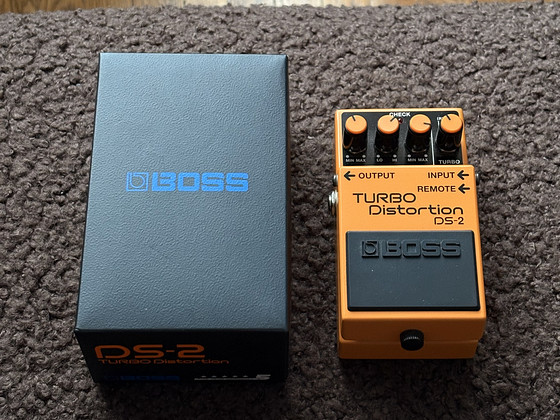 Педаль дисторшна Boss DS-2