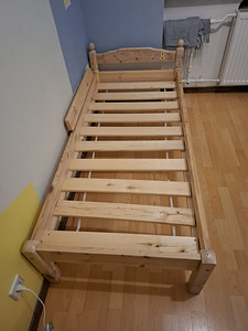 Деревянная кровать (2 фото из 3)