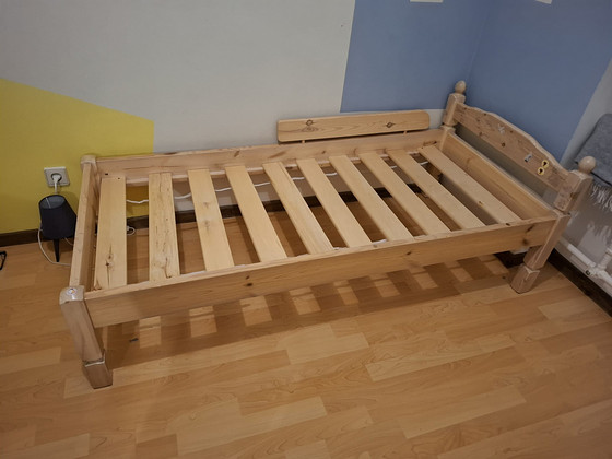Puidust voodi