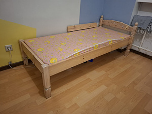 Деревянная кровать (3 фото из 3)