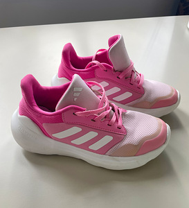 Adidas tossud, suurus 35, sisetald 23,5 cm (1 foto / 2)