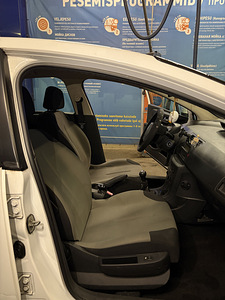 Citroen C4 (7 фото из 13)