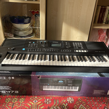 Продам синтезатор YAMAHA PSR-E473