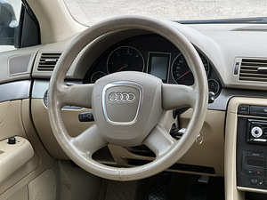 AUDI A4 (9 фото из 11)