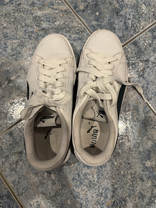Белые кроссовки PUMA (2 фото из 4)