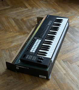MIDI-клавиатура Novation Launchkey 49 MK3 (2 фото из 3)