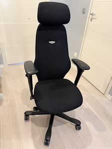 Kinnarps Plus 8 Soft ergonomic office chair with headrest (1 foto / 2)