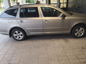 SKODA OCTAVIA (7 фото из 10)