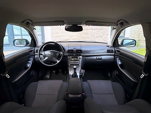 TOYOTA AVENSIS / FACELIFT / БЕЗ АВАРИЙ / БЕЗ РЖАВЧИНЫ (10 фото из 15)
