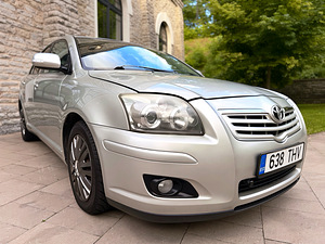 TOYOTA AVENSIS / FACELIFT / БЕЗ АВАРИЙ / БЕЗ РЖАВЧИНЫ (2 фото из 15)