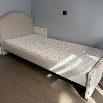 Кровать IKEA с мягкой обивкой