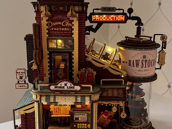 Robotime ROKR Dream Gift Factory — в собранном виде