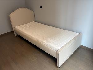 Кровать IKEA с матрасом (2 фото из 2)