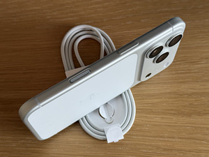 Apple iPhone 17 Pro Silver 256GB как новый, аккумулятор 100% (3 фото из 9)