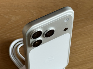 Apple iPhone 17 Pro Silver 256GB как новый, аккумулятор 100% (4 фото из 9)