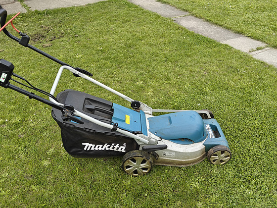 Газонокосилка Makita ELM4121
