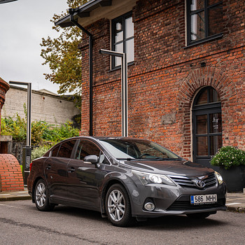 Продам Toyota Avensis 1,8 ,бензин . автомат