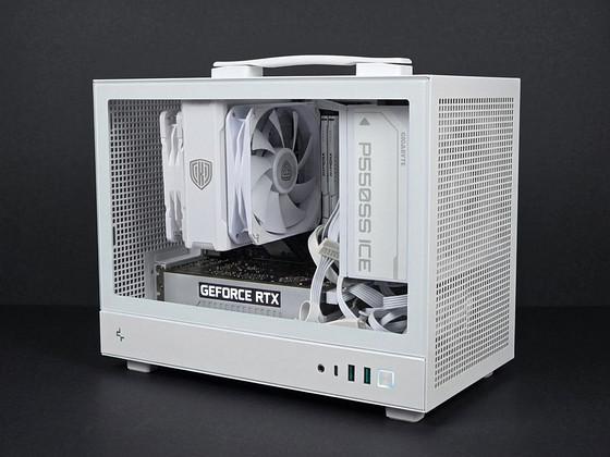 White Mini-ITX mänguriarvuti