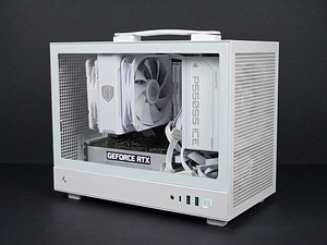 Белый Mini-ITX игровой компьютер (1 фото из 6)