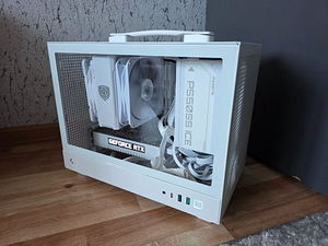 Белый Mini-ITX игровой компьютер (3 фото из 6)
