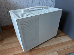 Белый Mini-ITX игровой компьютер (4 фото из 6)