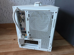 Белый Mini-ITX игровой компьютер (6 фото из 6)