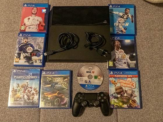 Sony Playstation 4 500GB + 8 игр, модель CUH-1116A.