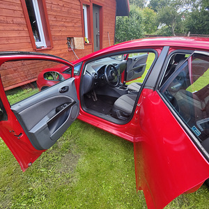 Seat. Leon (8 foto / 10)