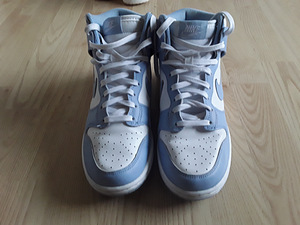 Кроссовки Nike (1 фото из 3)