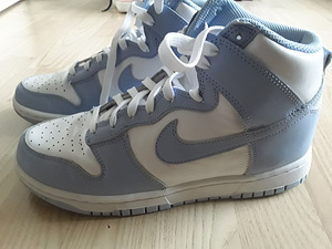Кроссовки Nike (3 фото из 3)